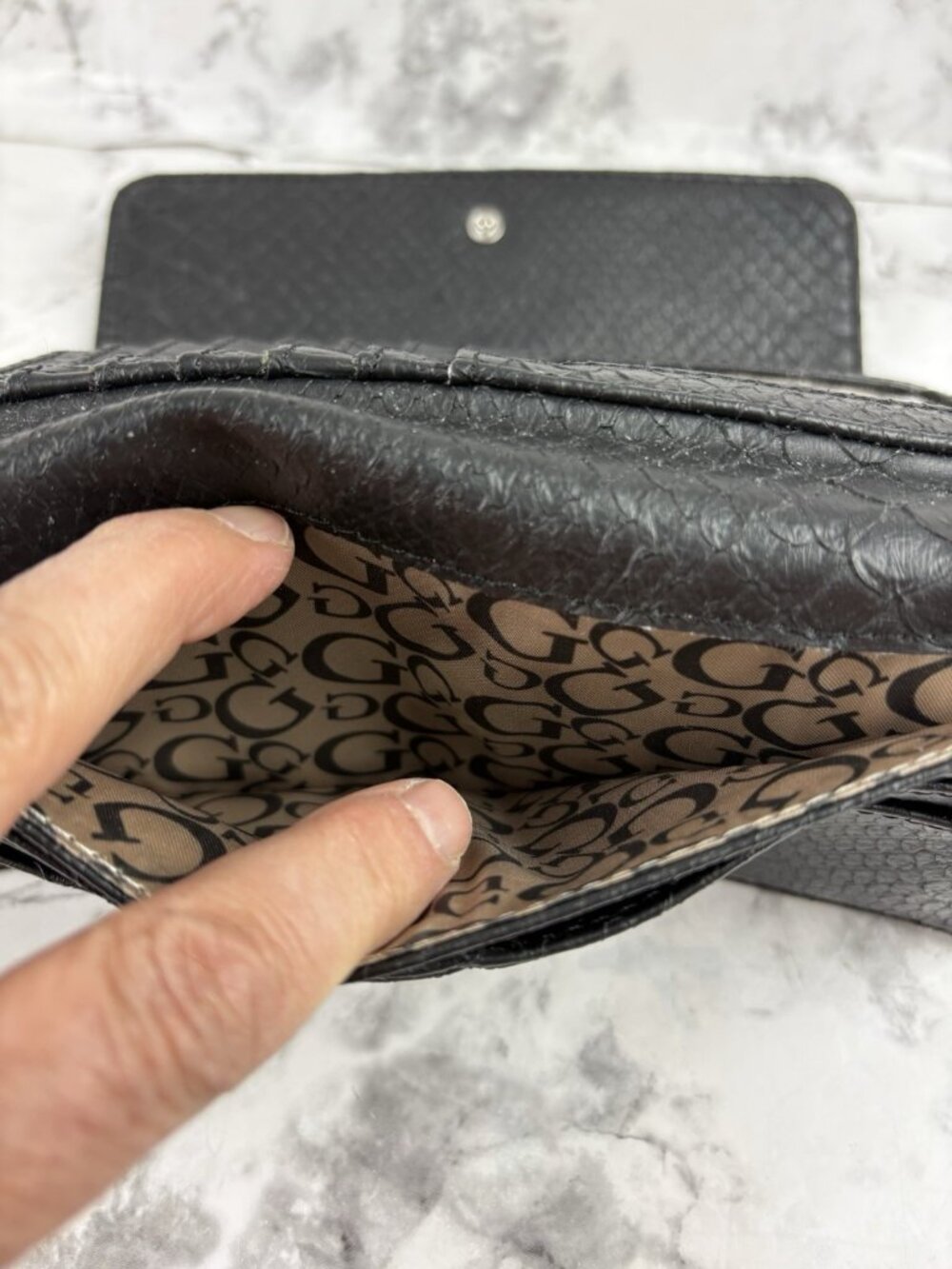 *Y2K GUESS Black Wallet Faux Snakeskin Texture Vintage Rhinestone Logo Plaque - Picture 5 of 9
